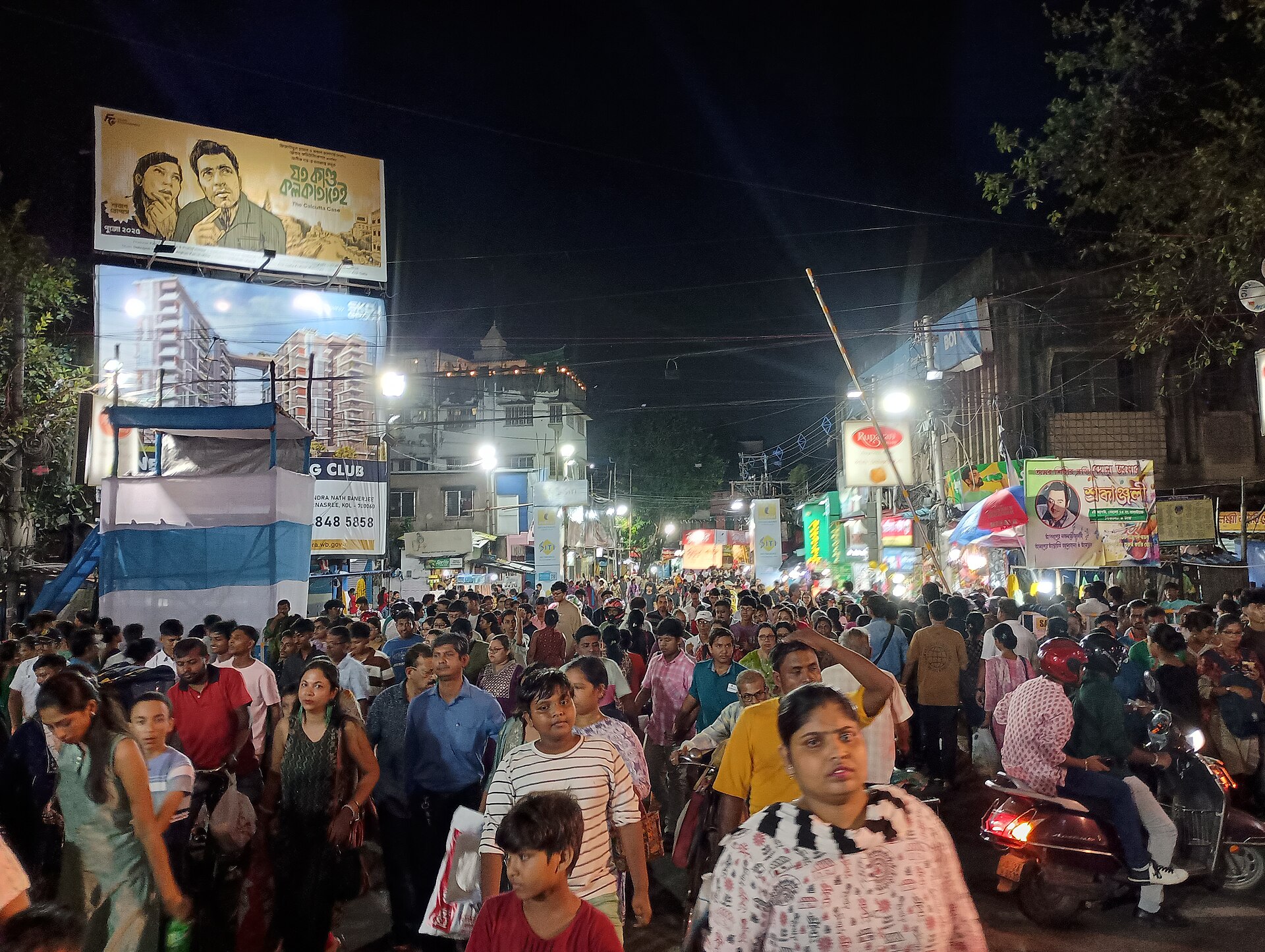 Insane Durga Puja crowd in Behala, Kolkata.jpg